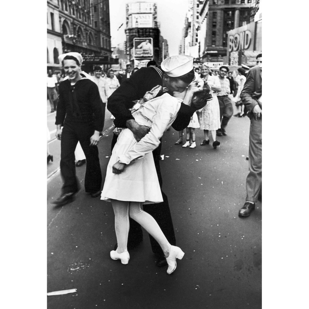 Sailor Kissing Nurse - Times Square