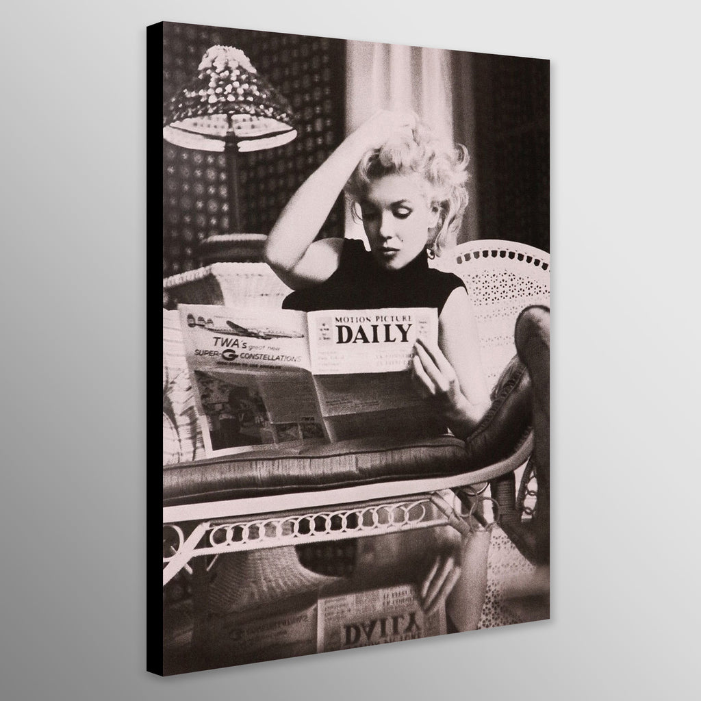 Marilyn Monroe - Reading Newspaper